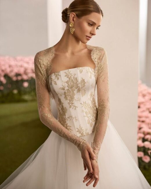 Abito da sposa con decori avorio Rosa Clarà Abito da sposa con decori avorio Rosa Clarà
