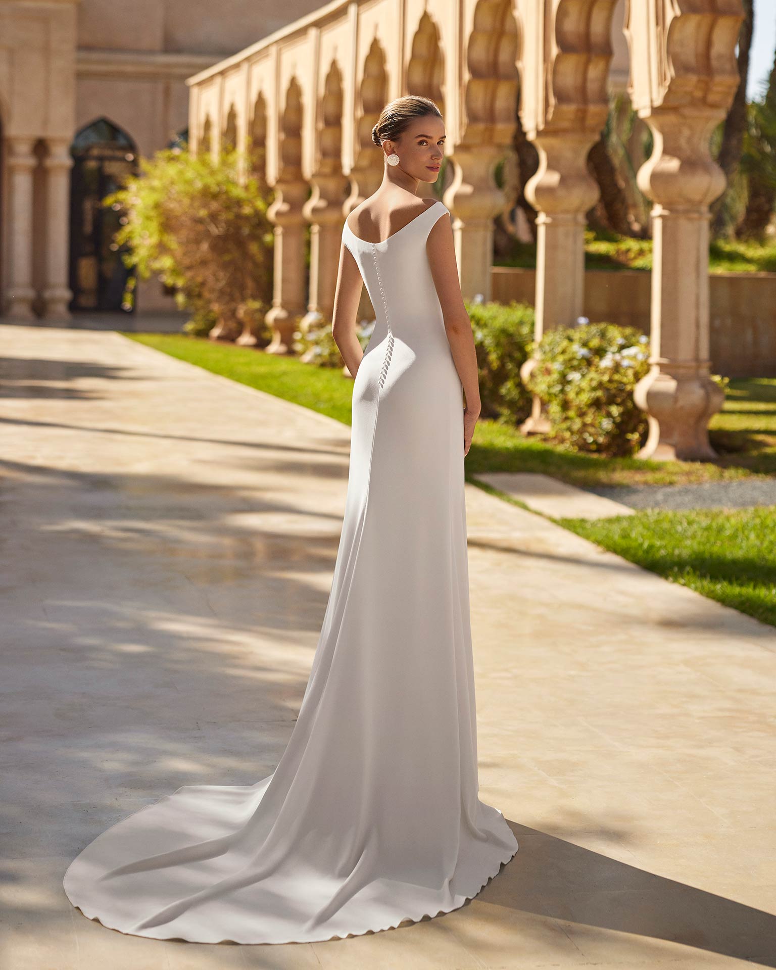 Abito da sposa minimal a sirena Rosa Clara 2026