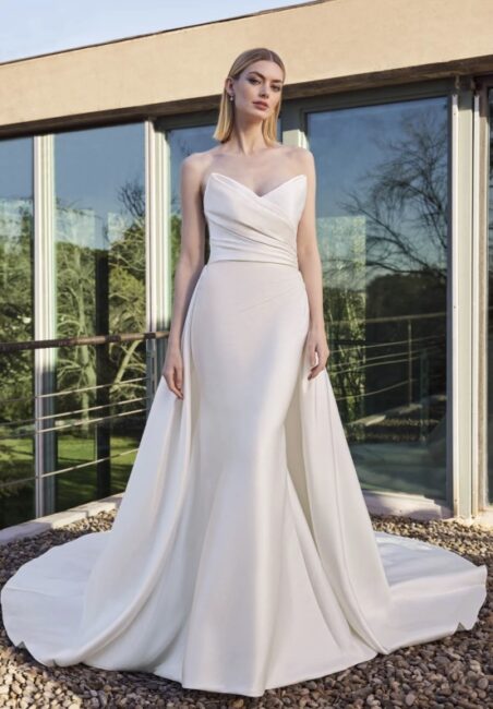 Abito da sposa stile minimal Pronovias 2026 Abito da sposa stile minimal Pronovias 2026