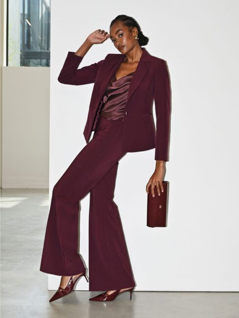 Nuovo tailleur monopetto con pantaloni palazzo Rinascimento inverno 2025 2026