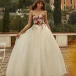 Vestito da sposa con ricami floreali colorati 3D Nicole Milano 2026