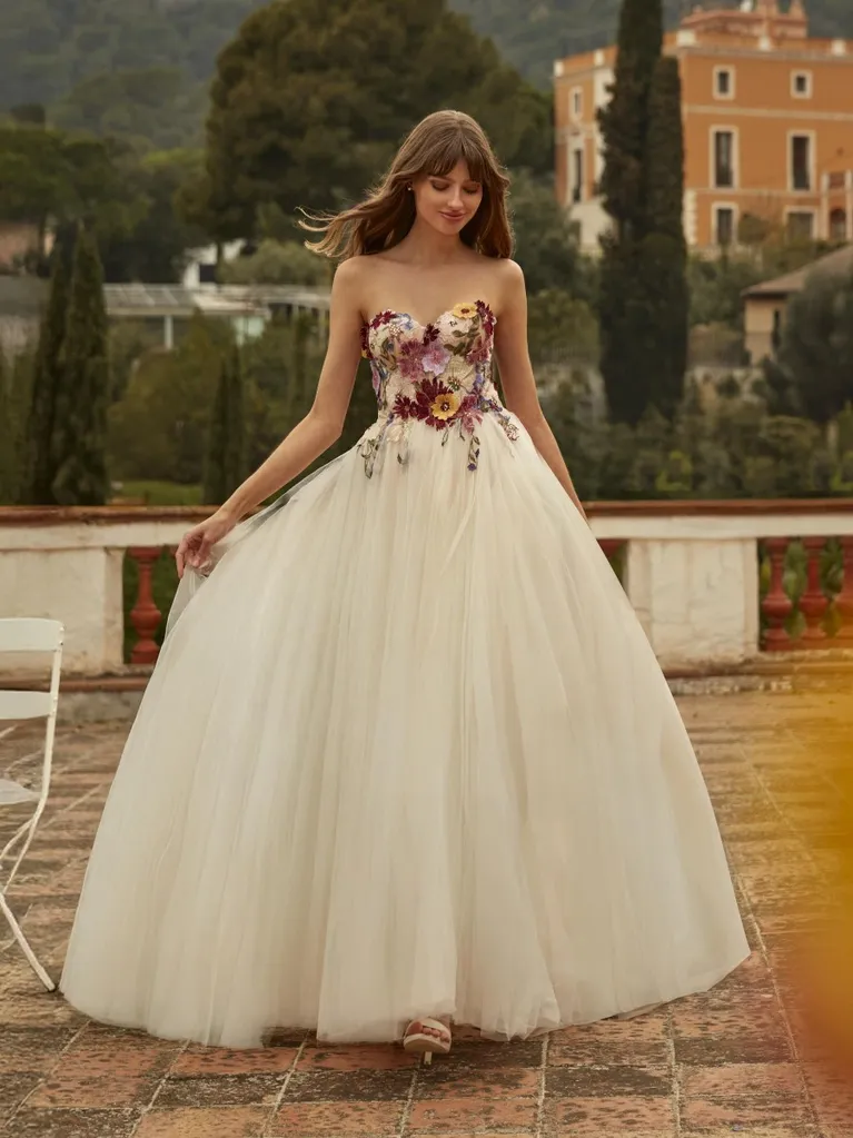 Vestito da sposa con ricami floreali colorati 3D Nicole Milano 2026