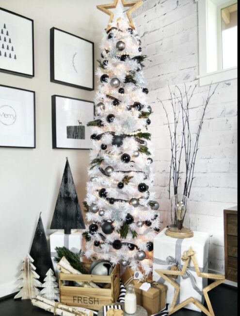 Albero di Natale bianco con palline grigie e nere Albero di Natale bianco con palline grigie e nere