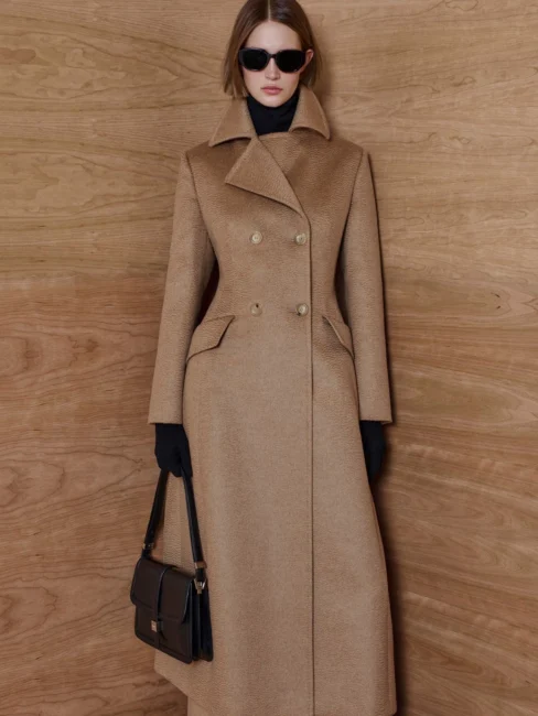 Nuovo cappotti redingote Max Mara in cammello inverno 2026 Nuovo cappotti redingote Max Mara in cammello inverno 2026