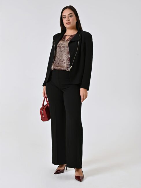 Tailleur nero con giacca con zip asimmetrica Tailleur nero con giacca con zip asimmetrica
