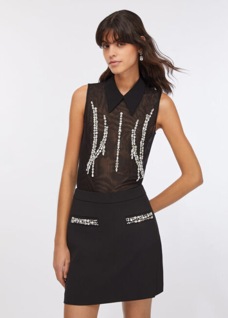 Completo camicia smanicata in tulle e gonna con strass