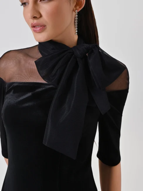 Dettaglio fiocco sul collo abito lungo in velluto