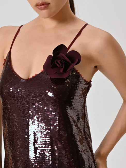 Dettaglio rosa bordeaux abito Rinascimento