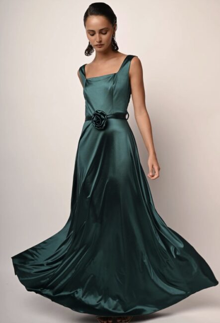 Elegante abito lungo in raso Nuna Lie