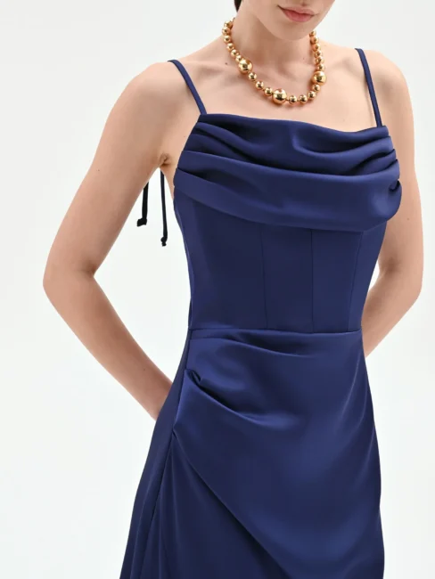 Dettaglio corpetto abito lungo elegante Rinascimento