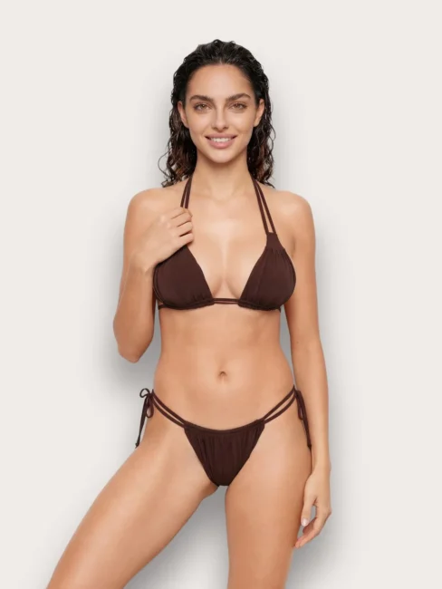 Bikini con reggiseno a triangolo scorrevole e brasiliana con laccetti