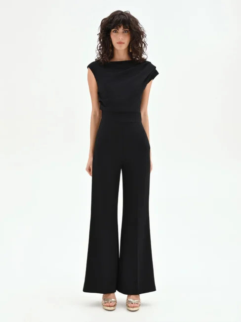 Jumpsuit nera elegante con accessori dorati