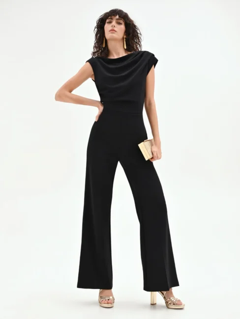 Tuta intera elegante nera con scollo con drappeggio