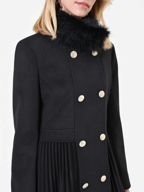 Dettaglio bottoni dorati cappotto Rinascimento Dettaglio bottoni dorati cappotto Rinascimento