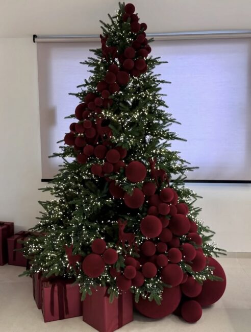 Albero di Natale 2026 nei toni del bordeaux Albero di Natale 2026 nei toni del bordeaux