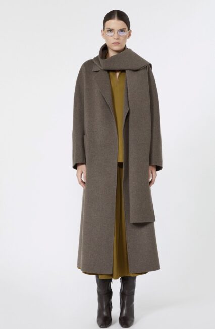Cappotto lungo con sciarpa abbinata nuova collezione Max Mara inverno 2027 Cappotto lungo con sciarpa abbinata nuova collezione Max Mara inverno 2027