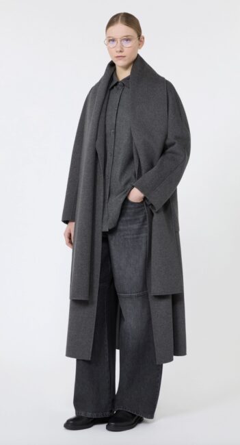 Nuovo cappotto grigio scuro Nuovo cappotto grigio scuro